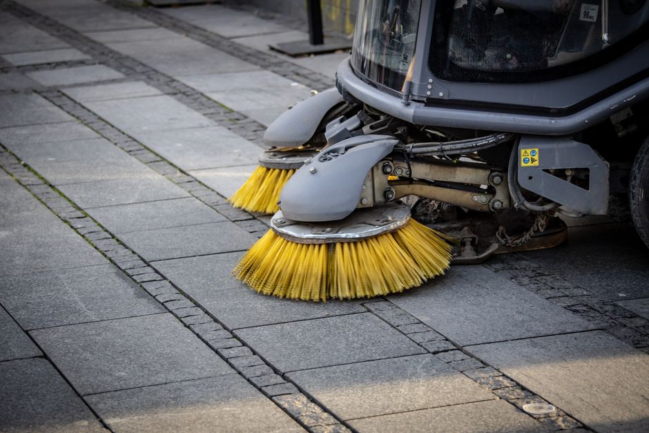 Industrial brushes, incl. road sweeper brushes (illustrative)